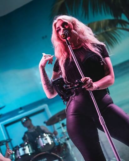 Gallery photo 2 of Laura Goodstone & The Kameleons