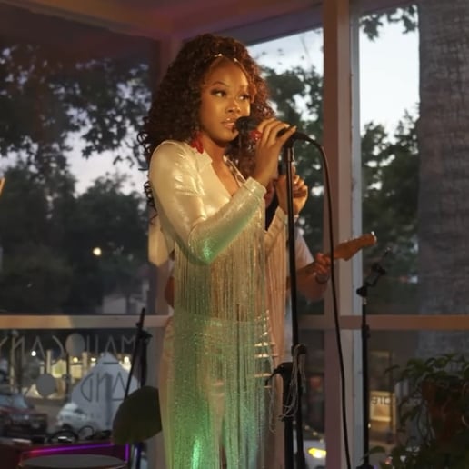 Gallery photo 2 of Lauryn Live