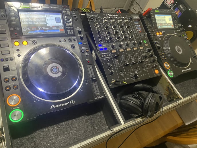 Gallery photo 2 of // Le Governor // - DJ Services