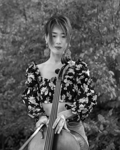 Gallery photo 2 of Le Shi-Soddu, Cellist