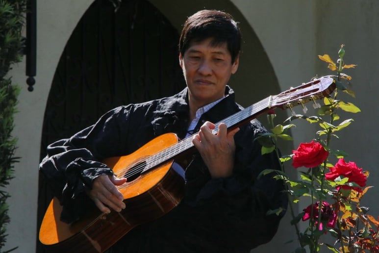 Gallery photo 1 of Leguitar
