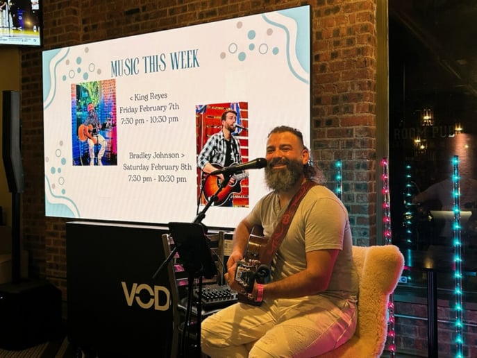 Gallery photo 2 of León King | Acoustic Singer-Songwriter