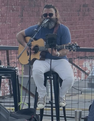Gallery photo 4 of León King | Acoustic Singer-Songwriter