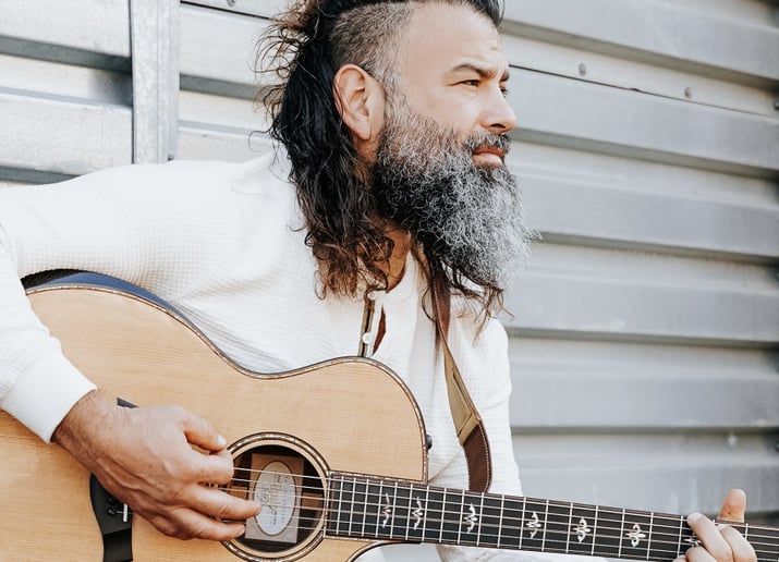 Gallery photo 5 of León King | Acoustic Singer-Songwriter