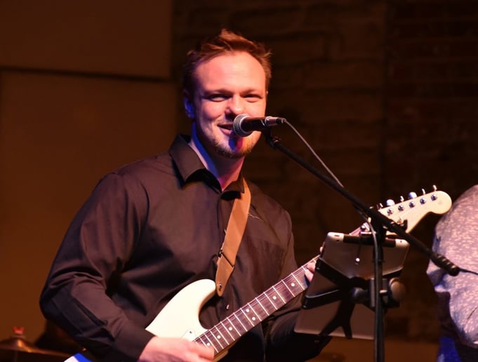 Hire Leroy Winn - Singing Guitarist in Aurora, IL
