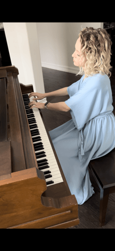 Gallery photo 5 of Lindsay Knight Piano