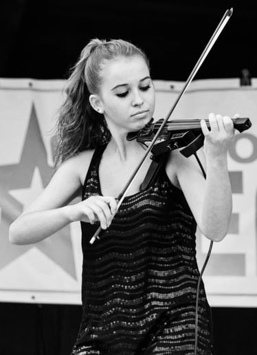 Gallery photo 4 of Lindsey Sawyer, Violinist