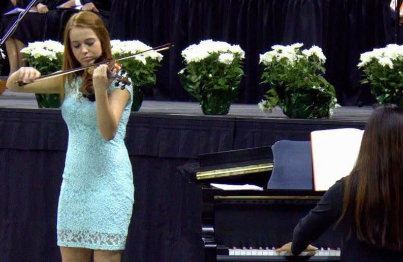 Gallery photo 3 of Lindsey Sawyer, Violinist