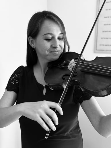 Gallery photo 2 of Lindsey Sawyer, Violinist