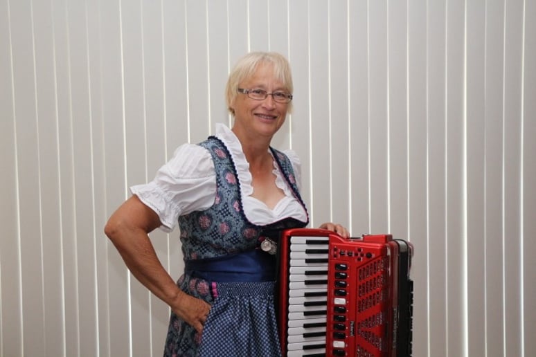 Gallery photo 4 of Live Dance Music By Linda
