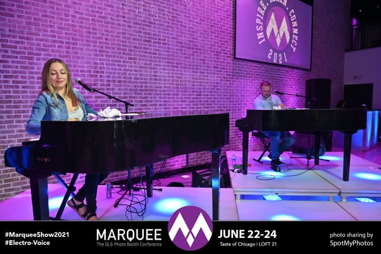 Gallery photo 1 of Lo-Fi Jukebox Dueling Pianos