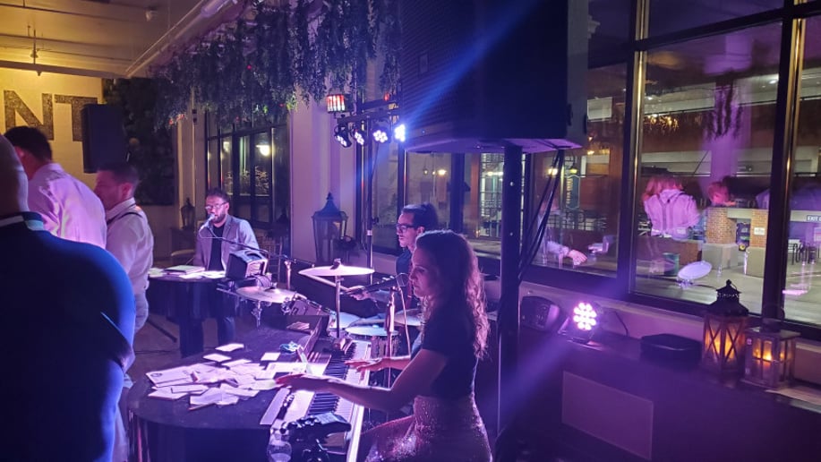 Gallery photo 2 of Lo-Fi Jukebox Dueling Pianos