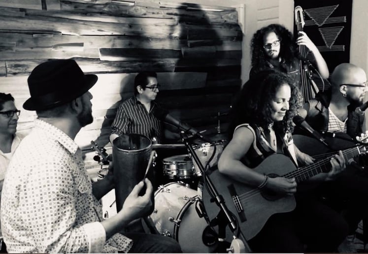 Gallery photo 4 of Los Vecinos Music