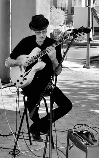 Gallery photo 10 of Lou Vig
