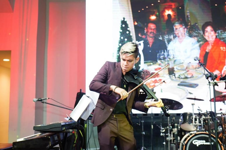Gallery photo 3 of Electric Violinist NYC
