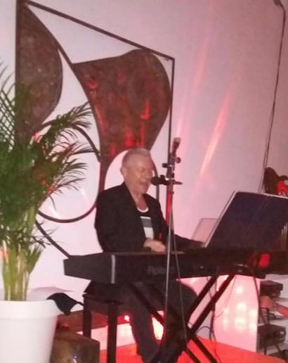 Gallery photo 2 of Luke Sandford Piano Bar Entertainer