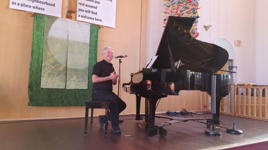 Gallery photo 4 of Luke Sandford Piano Bar Entertainer