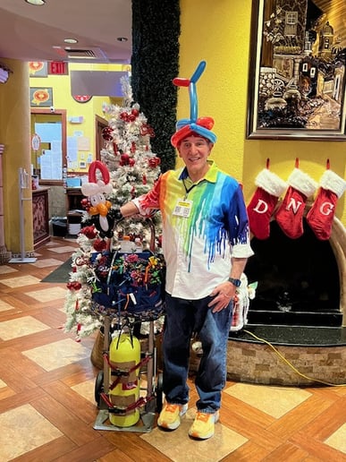 Gallery photo 1 of Luke the Juggler and Balloon Guy