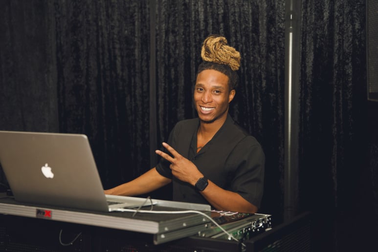 Gallery photo 1 of DJ Quote Official