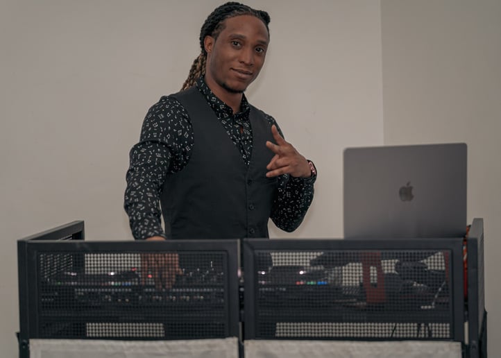 Gallery photo 3 of DJ Quote Official