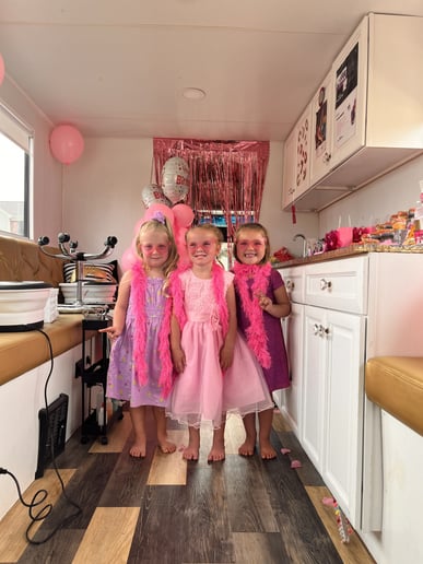 Gallery photo 1 of Luxury Mobile Nail Salon