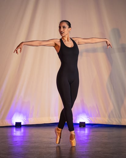 Gallery photo 3 of Lyra Aerialist, Jasmin C
