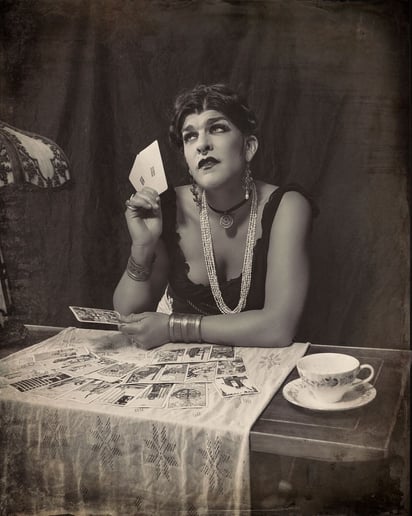 Gallery photo 4 of Madame Onça Entertainment: Stilts, Tarot and More