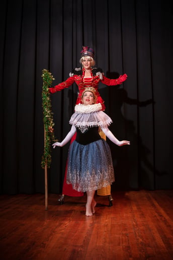 Gallery photo 1 of Madame Onça Entertainment: Stilts, Tarot and More