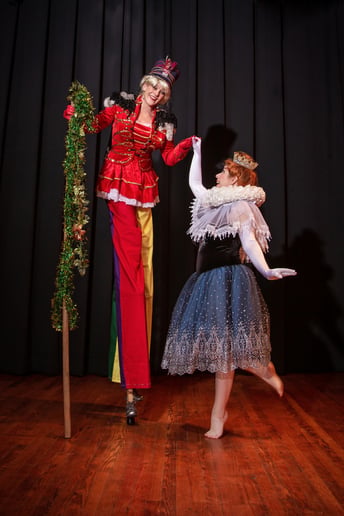 Gallery photo 3 of Madame Onça Entertainment: Stilts, Tarot and More