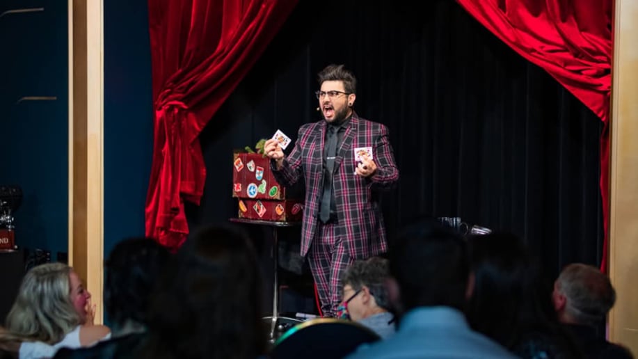 Gallery photo 3 of Magician Luis Carreon