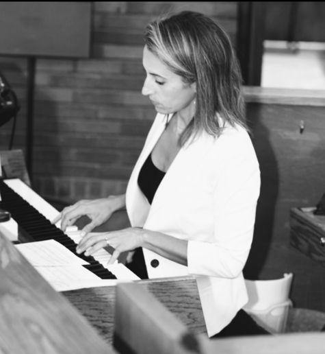 Gallery photo 2 of Teri Cristelli - Niagara Pianist