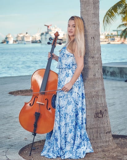 Gallery photo 7 of Maria Carla - Cellist