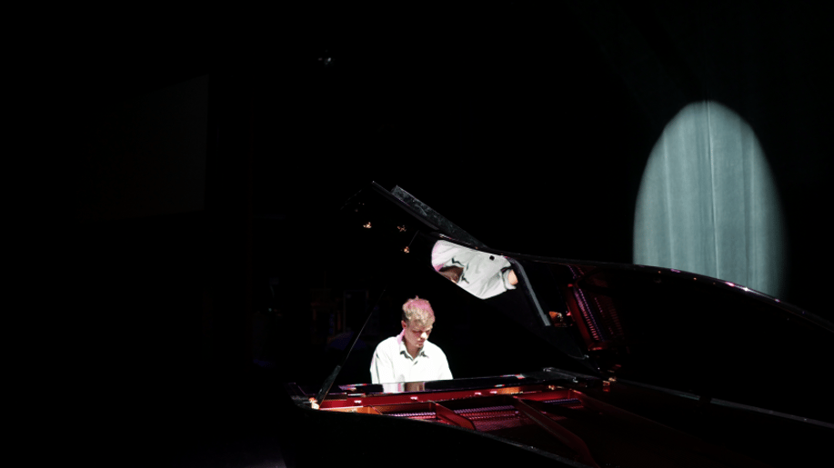 Gallery photo 5 of Mark Worthington, Pianist