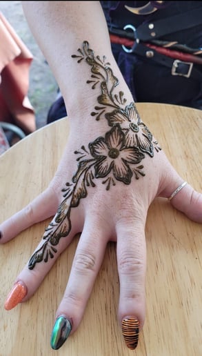 Gallery photo 4 of Meraki Moon Mehndi