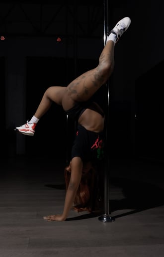 Gallery photo 1 of Mesode - Pole Dancer
