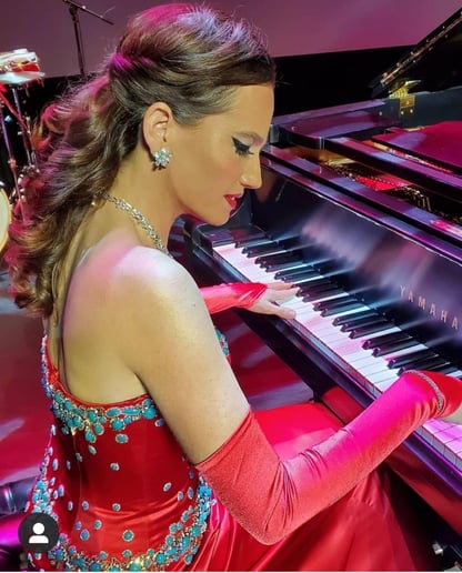 Gallery photo 2 of Mia: Miami Pianist!