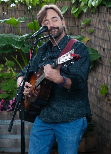 Gallery photo 6 of Michael Gaither - Singing Guitarist