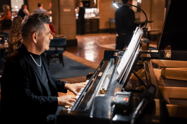 Gallery photo 4 of Michael John Event Pop Pianist