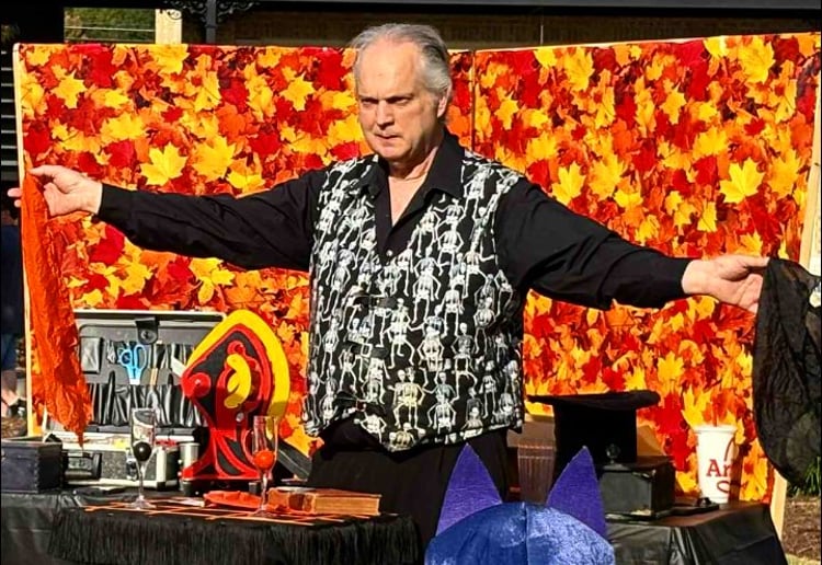 Gallery photo 10 of Mick Raven's Magic & Mayhem