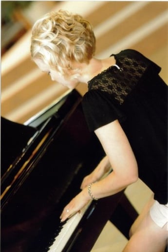 Gallery photo 1 of Mindy DeVries, Pianist
