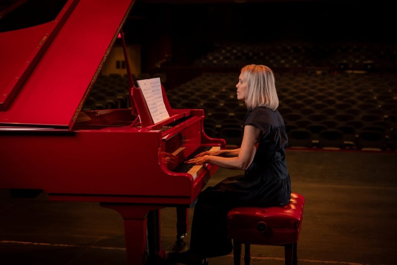Gallery photo 3 of Mindy DeVries, Pianist