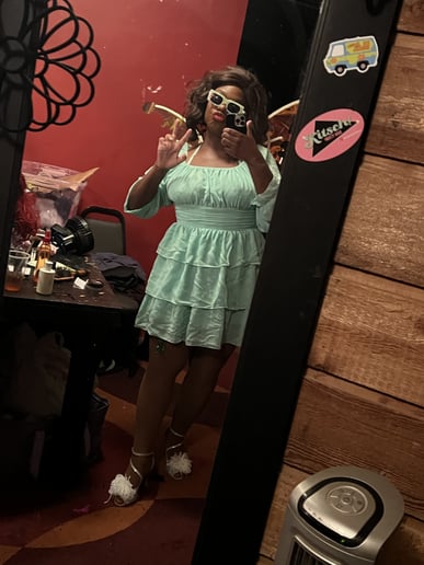 Gallery photo 1 of Minxy Meeks