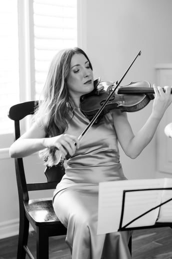 Gallery photo 2 of Miriam Cacciacarro-Stunning Violinist