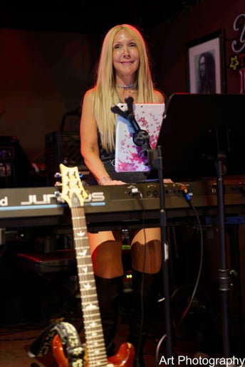 Gallery photo 2 of Moonhole-Arena Rock Anthems