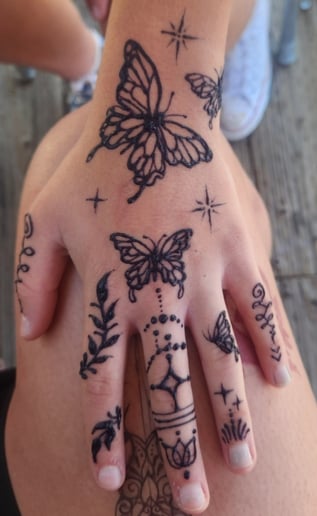 Gallery photo 7 of MoonLit Henna