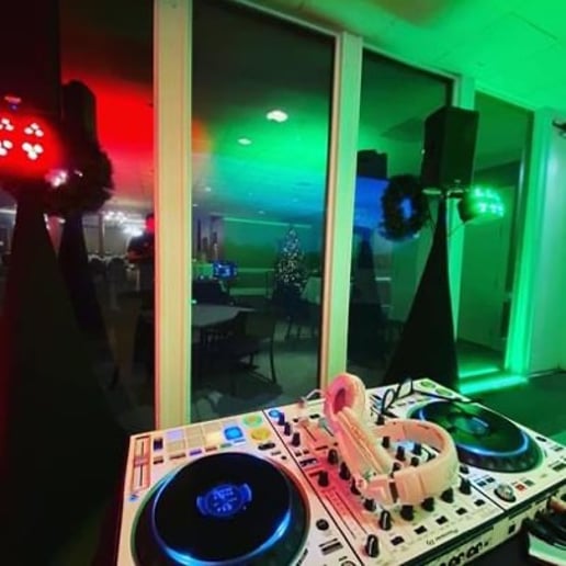 Gallery photo 6 of "Mr. International" DJ Holla