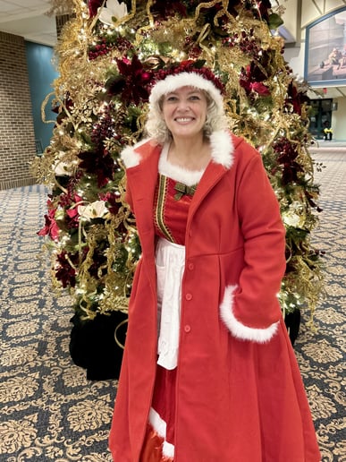 Gallery photo 3 of Mrs. Claus StL