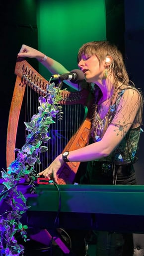 Gallery photo 6 of Elizabeth Owens – Modern Harpist