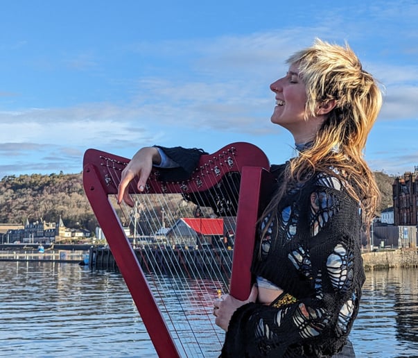 Gallery photo 1 of Elizabeth Owens – Modern Harpist