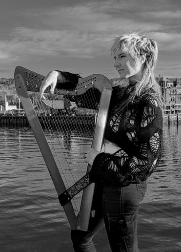 Gallery photo 5 of Elizabeth Owens – Modern Harpist